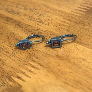 Vintage brown crystal earrings with antique brass and snap closure backs.